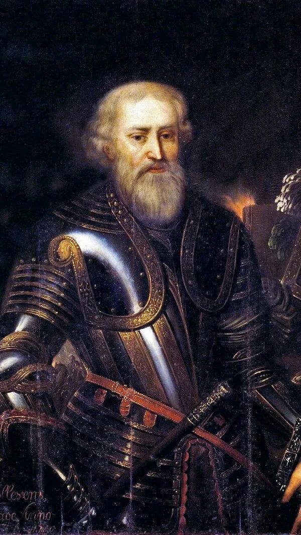 Российское военно историческое общество установит в Курске памятник бюст Артамону Сергеевичу Матвееву Интересный политический деятель времен царя Алексея Михайловича Но собственно к Курску он никакого отношения не имеет Матвеев прославился как дипломат и глава Посольского приказа говоря сегодняшним языком он был министром иностранных дел Ему в заслугу ставят договор с крымскими татарами Также он трижды ездил послом в Малороссию уговаривая Украину перейти в российское подданство отвлекая её от союза со Швецией и в результате ему это удалось При этом Матвеев считал что конфликтовать со шведами не стоит потому что те были враждебно настроены к полякам А поляки соперничали с русскими При дворе Матвеев слыл как первый западник Дом его был убран на европейский манер Он организовал типографию при Посольском приказе собрал огромную библиотеку был в числе организаторов первой аптеки способствовал импорту иностранных лекарств Также он был автором нескольких литературных работ и организовал первый придворный театр чтобы забавлять царя Почему же именно в Курске решили установить ему памятник Александр Хинштейн сослался на поручение президента увековечивать память о великих политических деятелях Место для установки памятника пока не выбрали Вид самого бюста РВИО определило по результатам конкурса