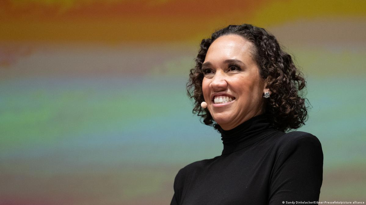 Глава немецких либералов пообещала побриться налысо если проиграет выборы Новый генсек Свободной демократической партии Николь Бюттнер побилась об заклад что в случае проигрыша на выборах в земельный парламент Баден Вюртемберга побреется наголо Я люблю свои волосы Но я побрею голову если мы не пройдем в ландтаг Все долой Радикально сказала она в интервью изданию Schwäbische Zeitung Политик выразила уверенность что делать ей этого не придется поскольку СвДП за последние 70 лет всегда набирала достаточно голосов в этой земле и попадала в ландтаг преодолевая 5 процентный барьер Актуальные прогнозы показывают что рейтинг партии в регионе сейчас действительно выше 5 Земельные выборы в Баден Вюртемберге намечены на 8 марта 40 летняя Бюттнер занимает пост генсека СвДП с мая 2025 года На общегерманском уровне СвДП переживает кризис и не смогла попасть в бундестаг на последних выборах dwglavnoe