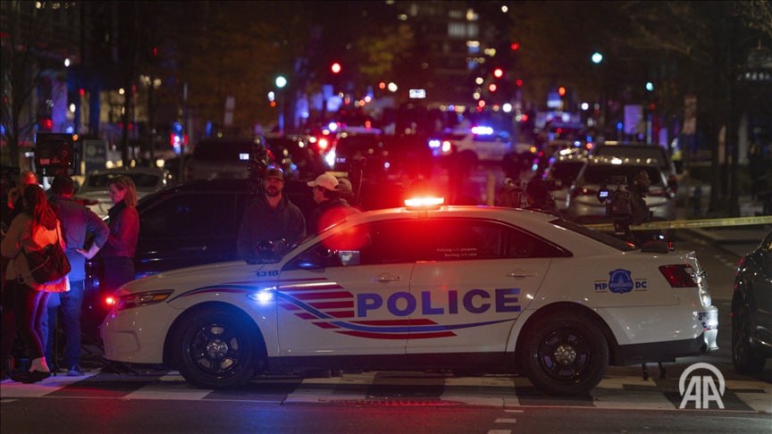 В столице США Вашингтоне задержан 18 летний подозреваемый который с помповым ружьем в руках бежал в сторону здания Конгресса Представитель полиции Майкл Салливан на пресс конференции сообщил подробности инцидента произошедшего рядом с Капитолием По его словам 18 летний мужчина припарковал автомобиль неподалеку от здания Конгресса после чего вышел из машины и побежал в сторону западного крыла здания Сотрудники правоохранительных органов остановили и задержали его Салливан отметил что на подозреваемом были защитный жилет и перчатки а в момент когда он направлялся к зданию при нем находилось заряженное помповое ружье и запасные боеприпасы Подробнее на нашем сайте http v aa com tr 3833025 24 7 в сутки с Агентством Анадолу