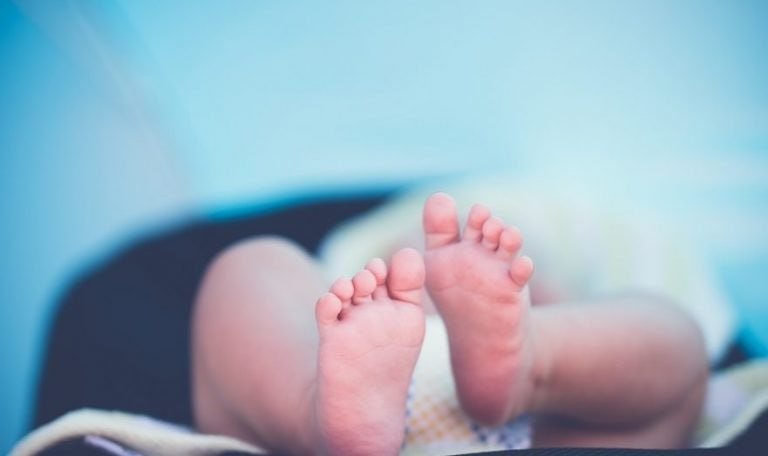 В Петербурге 25-летняя женщина родила ребёнка в туалете роддома – медперсонал в это время спал. Роды начались после часа ожидания в очереди на оформление, когда женщине стало плохо. Малыш появился на свет в одиночестве. На крики прибежала уборщица и помогла женщине добраться до каталки. Акушерку, которая дремала в этот момент, уволили. К счастью, с мамой и малышом всё в порядке. Места СПб Новости СПб