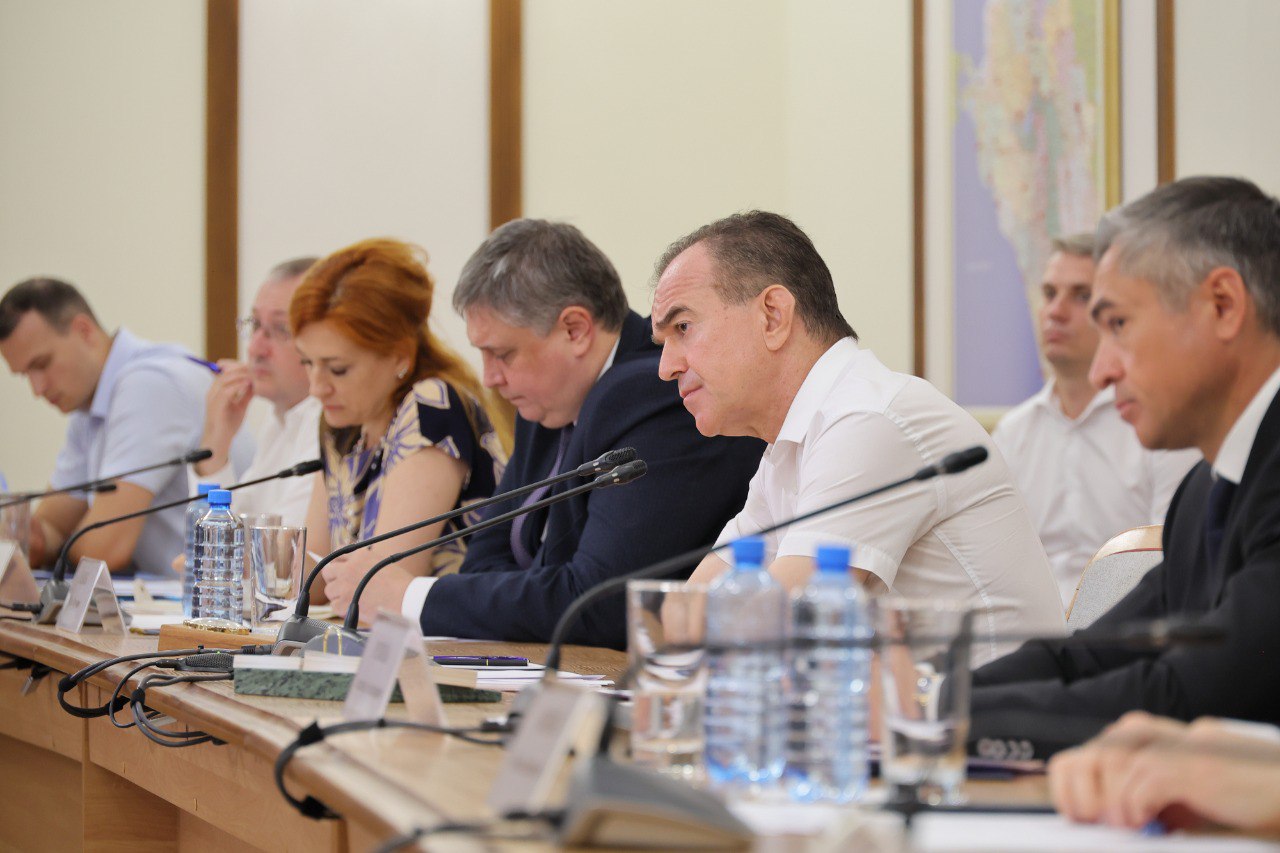 Губернатор Вениамин Кондратьев встретился с представителями санаторно-курортного комплекса Анапы В совещании, которое состоялось в Краснодаре, приняла участие временно исполняющая полномочия мэра курорта Светлана Балаева, представители порядка 20 детских лагерей, санаториев, отелей и гостиниц. – Мы находимся в разгаре летнего сезона, но сейчас в Анапе отдыхают менее 24 тысяч человек, когда в прошлом году было около 100 тысяч туристов. 68 отелей работают по системе «все включено», а всего на курорте действует 950 отелей и гостиниц из почти 1,6 тысячи имеющихся. Средняя заполняемость – около 30 %. Это серьезная проблема, которая не может не вызывать беспокойства. Мы не имеем право оставить людей один на один с проблемой, поэтому с первых дней чрезвычайной ситуации поддерживаем организации санаторно-курортной отрасли, – сказал Вениамин Кондратьев. Для поддержки организаций предусмотрели льготные займы в краевом Фонде микрофинансирования – на выплату зарплат, оплату аренды и коммунальных услуг, ремонт, строительство бассейнов и зон отдыха. Фонд уже предоставил около 20 займов на общую сумму более 80 млн руб. по минимальным ставкам. Также до конца 2025 года ввели отсрочки по налогам и страховым взносам – эту льготу получили 72 предприятия. Приостановлен сбор туристического налога. На год продлили срок действия всех лицензий на розничную продажу алкоголя. Губернатор поручил подготовить обращение в Правительство и Минэкономразвития России о продлении федеральных мер поддержки для пострадавших предприятий курортной отрасли. На дополнительные краевые меры поддержки в регионе планируют выделить порядка 140 млн рублей. Предусмотрены возмещение части затрат за отмененные бронирования и компенсация до половины расходов на проведение текущего ремонта, оснащение номерного фонда. Еще одна прорабатываемая мера – возмещение части затрат детским здравницам на выплату зарплат. Министерство труда и соцразвития определяется с порядком предоставления субсидии. Меры поддержки разрабатывают в прямом диалоге с бизнесом, исходя из его потребностей.