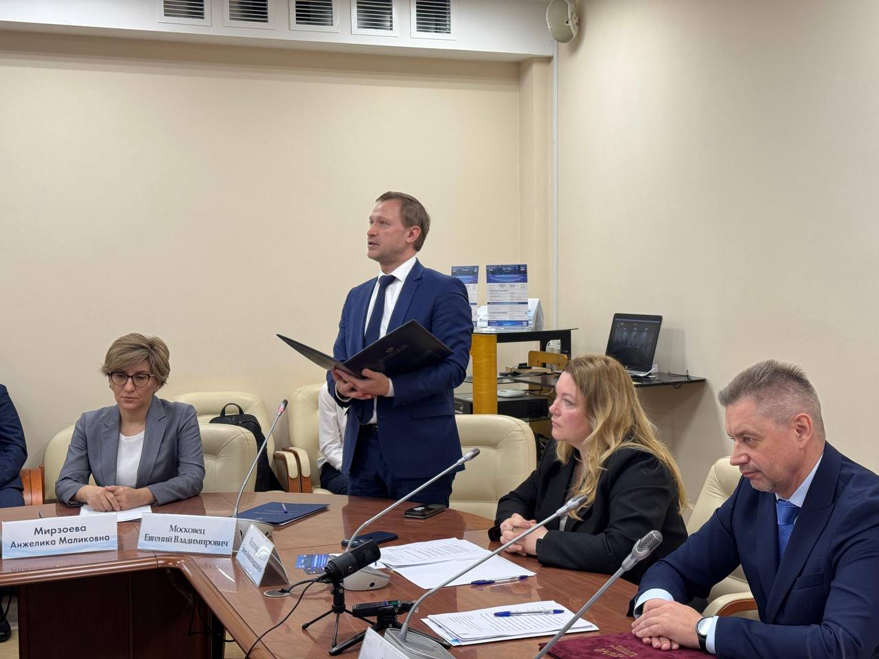 Новые возможности для ветеранов СВО в гражданской профессии – 19 бойцов пройдут обучение в МГИМО Сегодня в Одинцовском филиале МГИМО стартовал II поток Программы профессиональной переподготовки «Управление городской инфраструктурой и развитием территорий». Программа реализуется ГлавУпДК при МИД России при поддержке Фонда «Защитники Отечества». На протяжении 2 месяцев 19 ветеранов боевых действий из Москвы, Санкт-Петербурга, Московской, Нижегородской, Рязанской, Смоленской и Тульской областей пройдут интенсивную программу, разработанную базовой кафедрой Министерства жилищно-коммунального хозяйства Московской области «Управление городской инфраструктурой и развитием территорий». Слушатели изучат современные технологии и методы управления, в том числе антикризисные, практики взаимодействия с населением, цифровые аспекты инженерных систем и коммуникаций, а также ряд предметных вопросов: • Региональное управление и территориальное планирование. • Управление региональным и городским хозяйством. • Управление государственным и муниципальным жилищным фондом. Запланированы не только теоретические занятия, но и практика – выездные мероприятия на объекты инфраструктуры Московской области: ситуационные центры, теплосети, подразделения Мособлгаза, Водоканала и другие организации, задействованные в сфере жилищно-коммунального хозяйства. Обучение завершится защитой проектов и вручением дипломов.