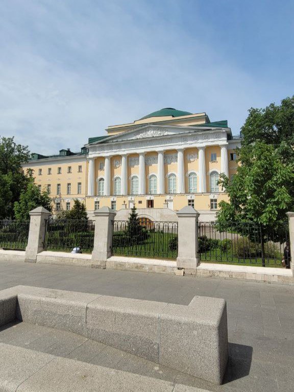 В центре Москвы начались подготовительные работы по ремонту комплекса зданий МГУ на Моховой улице. До конца 2025 года будет проведён ремонт и реставрация фасадов, цоколей и входных групп зданий ИСАА МГУ включая НИИ и Музей антропологии , Зоологического музея, факультетов психологии и искусств, а также храма святой мученицы Татианы. «В общей сумме в центре столицы у Большой Никитской и Моховой улиц строителями будут обновлены фасады площадью свыше 15 тыс. кв. м», – рассказали в пресс-службе «Единого заказчика в сфере строительства» и добавили, что помимо реставрации исторических фасадов, на всех ремонтируемых зданиях специалисты заменят окна и двери. В данный момент идут демонтажные работы и начальная подготовка фасадов. В результате ремонта студенты получат современные условия и максимум комфорта для обучения в крупнейшем вузе России. Подписаться Проголосовать Поступить