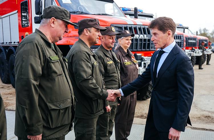 Новую технику для защиты жителей края получили приморские пожарные 6 муниципалитетов Приморья получили в распоряжение в современные пожарные автомобили. Губернатор Олег Кожемяко передал ключи от восьми новых спецмашин «Урал» начальникам частей. Техника, оснащенная оборудованием для тушения возгораний и проведения аварийно-спасательных работ, отправится в пожарные депо Кавалеровского, Шкотовского, Чугуевского, Пограничного, Октябрьского округов и Кировского района Глава региона отметил, что до конца года парк спецтехники пополнится ещё четырьмя единицами. Всего за последние годы в Приморье поступило около 40 пожарных автомобилей, построено 16 новых депо. В ближайшие два года планируется возвести ещё 12. «Мы делаем всё, чтобы наши населённые пункты были защищены от пожаров. Вместе с этим будем повышать зарплату пожарных. Мы не разделяем функции ведомств, все вместе выполняют одну задачу — и пожарные, и лесоохрана, силы МЧС, — это защита населения от пожаров и других чрезвычайных ситуаций», — подчеркнул Олег Кожемяко.