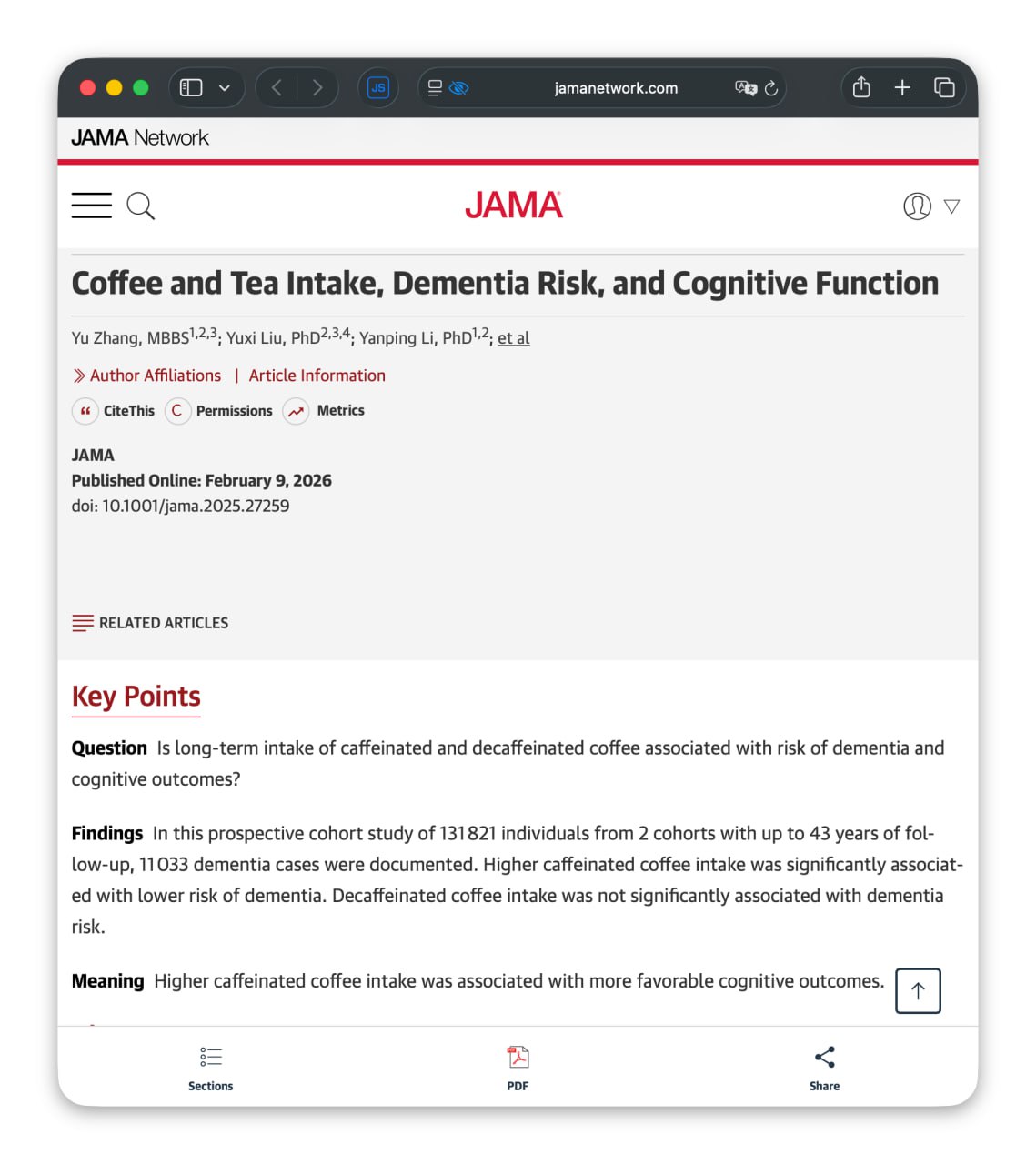 Кофе может быть полезен против деменции показал анализ ученых из Гарварда они 43 года наблюдали за 130 тыс людей У регулярных потребителей кофе риск развития деменции оказался на 18 ниже Кофеин предотвращал замедление активности клеток мозга и снижал накопление бета амилоида маркера болезни Альцгеймера Самой эффективной дозой было 2 3 чашки кофе или 1 2 чашки чая в день Если пить больше ощутимой разницы не будет но можно заработать проблемы с сердцем