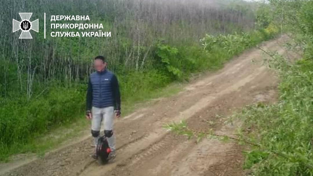 На Украине пограничники задержали мужчину, который пытался на моноколесе нелегально пересечь границу со Словакией, спасаясь от мобилизации. Как сообщили в погранслужбе, он передвигался на электрическом моноколесе по проселочной дороге. Был одет в повседневную одежду, чтобы не привлекать внимания и казаться обычным человеком, совершающим прогулку вблизи Ужгорода. Тем не менее, его зафиксировала камера слежения, что привело к задержанию всего в 300 метрах от границы. Стоит отметить, что на Украине продолжается принудительная мобилизация населения. Представители территориальных центров комплектования ТЦК принудительно доставляют мужчин в военкоматы, где в ускоренном порядке оформляют необходимые документы и отправляют "на мясо". Подписаться Написать в бот