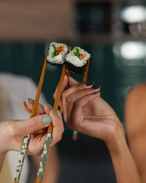 Новая страшилка воскресным вечером Суши и роллы могут спровоцировать инсульт врачи Всему виной соевый соус с которым едят азиатскую еду В нём высокая концентрация натрия Он задерживает жидкость в организме повышает кровяное давление и бьёт по сосудам почкам и мозгу Терапевты рекомендуют есть роллы максимум 1 2 раза в месяц и только тем у кого нет проблем со здоровьем Подпишись на Курск 1