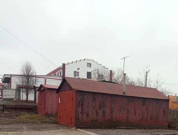 В Центральном округе сотрудники администрации продолжают поиски владельцев незаконно установленных гаражей, чтобы убрать их с территории коллектора.  По информации, полученной от «Курскводоканала», по адресу Пучковка, 17б, необходимо демонтировать пять гаражей. Три владельца уже сделали это добровольно.  Если владельцы оставшихся не предпримут никаких действий, гаражи будут снесены в судебном порядке. При этом они обязаны будут возместить расходы на снос, вывоз и хранение.  Если у владельцев есть вопросы или необходима дополнительная информация, они могут обратиться в отдел коммунального хозяйства администрации Центрального округа по адресу: улица А. Невского, 5, или по телефону: 70-23-14.