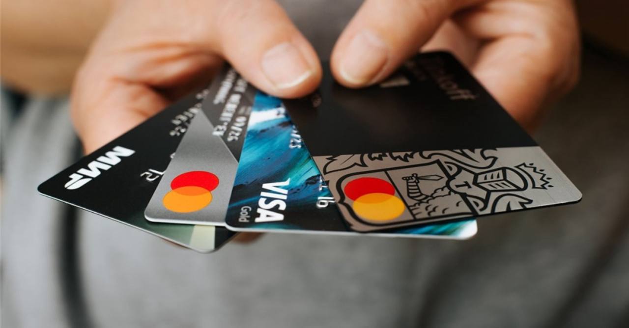 Госдума до конца года примет закон об ограничении числа банковских карт выдаваемых одному человеку Об этом сообщил глава комитета ГД по финансовому рынку Анатолий Аксаков Аксаков добавил что также планируется ограничить количество банковских карт которые человек может получить в одном банке Речь идет о пяти штуках заявил он КК