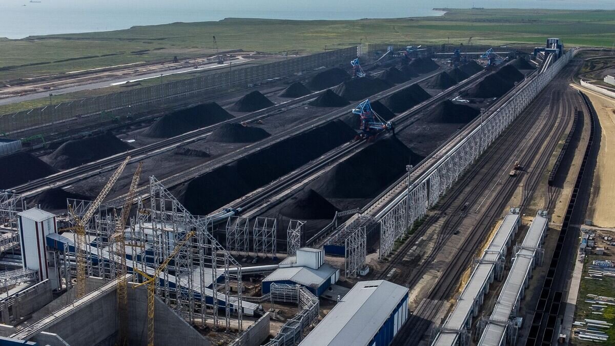 Турция скупает российский уголь.  Сократившая выработку гидроэлектростанций аномальная жара и устойчивый уровень выпуска цемента сделали Анкару главным потребителем российского угля. За первое полугодие 2025 года поставки выросли на 41%  15,7 млн тонн , а цены достигли $88,2 за тонну.  Кроме того, поддержку оказывает и сокращение добычи у основного конкурента РФ за турецкий рынок — в Колумбии.  Эксперты отмечают, что во втором полугодии отгрузки российского угля в Анкару продолжат расти.