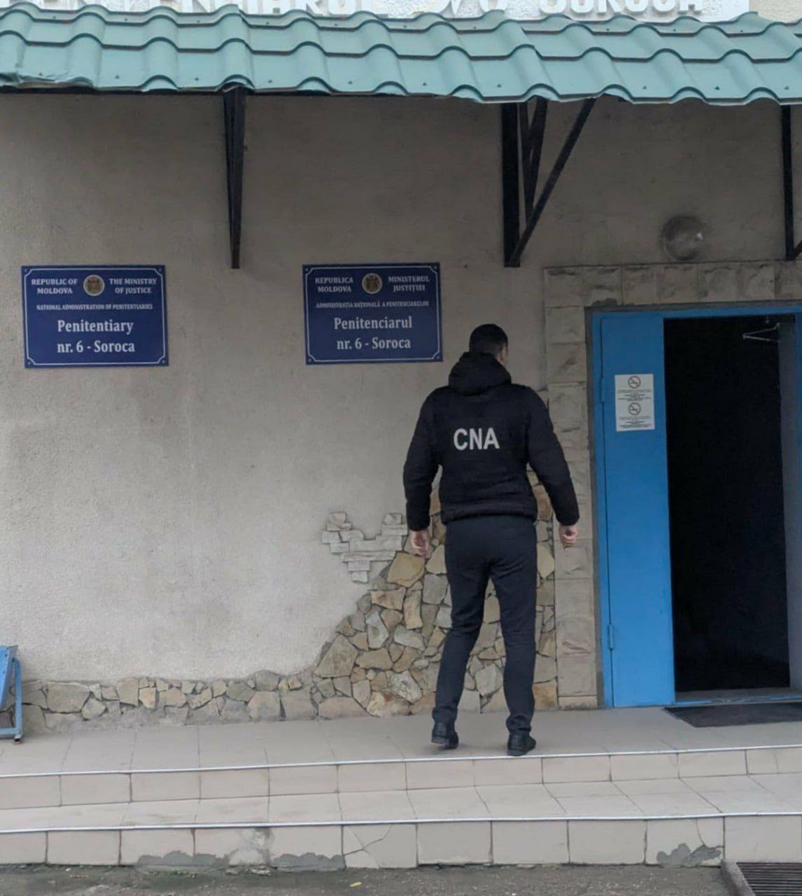 В тюрьме 6 города Сороки прошли обыски в рамках дела о пассивной и активной коррупции Задержан начальник одного из отделов По данным Национального центра по борьбе с коррупцией начальник секции учреждения подозревается в том что неоднократно требовал и получал деньги от супруги одного из заключённых В обмен он предположительно обещал способствовать передаче запрещённых предметов лицам находящимся в местах лишения свободы Утренние обыски проводились в кабинетах руководства и отдельных камерах тюрьмы а также по адресам проживания и в автомобилях фигурантов дела Следственные действия затронули и некоторых третьих лиц которые могут быть причастны к противоправной деятельности