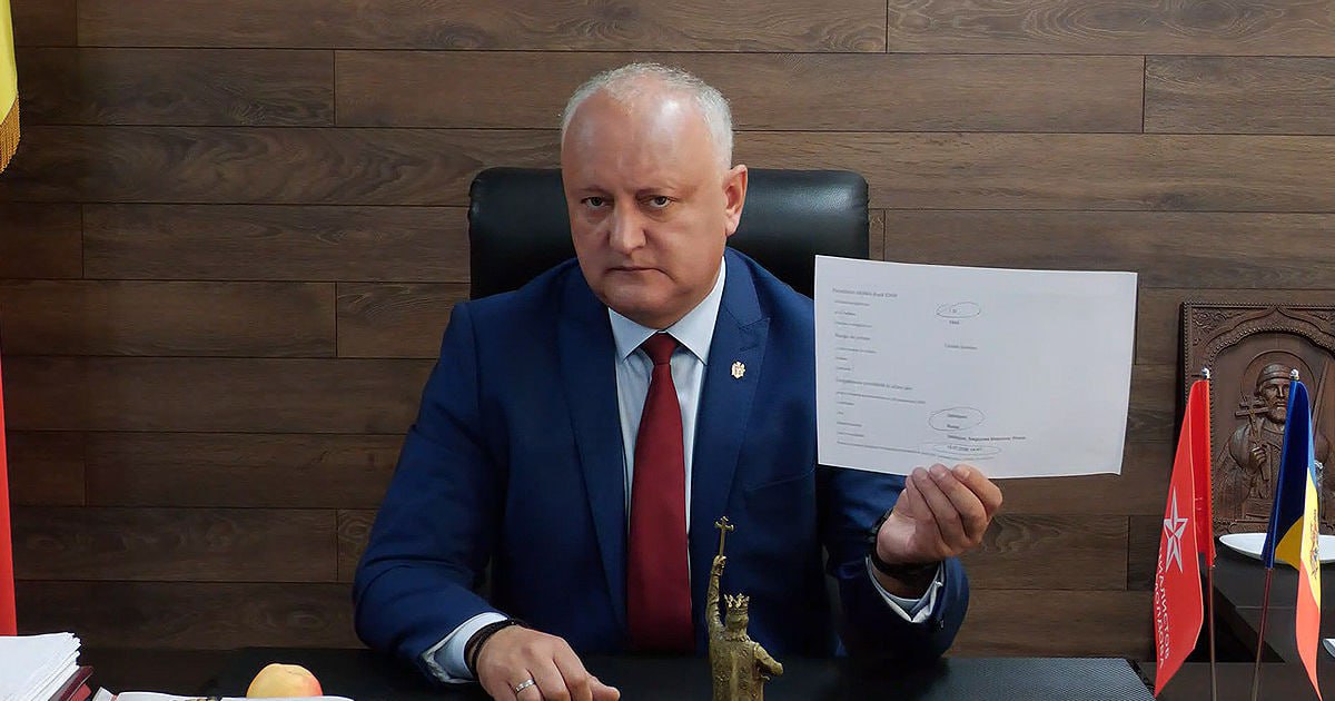Додон обнаружил себя в списках избирателей в России Бывший президент и лидер Партии социалистов Игорь Додон заявил о странной ошибке в Государственном регистре избирателей Согласно системе он числится зарегистрированным для голосования в Одинцово Московская область а не в Кишинёве Эту информацию подтвердил портал Agora проверив IDNP политика Додон рассказал о проблеме в эфире своей программы Я ввёл личный код на сайте ЦИК и оказалось что я голосую в Москве в Одинцово   Он добавил что всё равно проголосует по месту жительства в Кишинёве на Буюканах   Политик резко раскритиковал ситуацию подчеркнув серьёзность ошибки Почему допускаются такие ошибки Вы играете с огнём Agora направила запрос в Центральную избирательную комиссию ответа пока не поступило Граждане могут проверять свои данные онлайн или на участках и подавать заявления для исправления ошибок Молдова Актуально подписаться