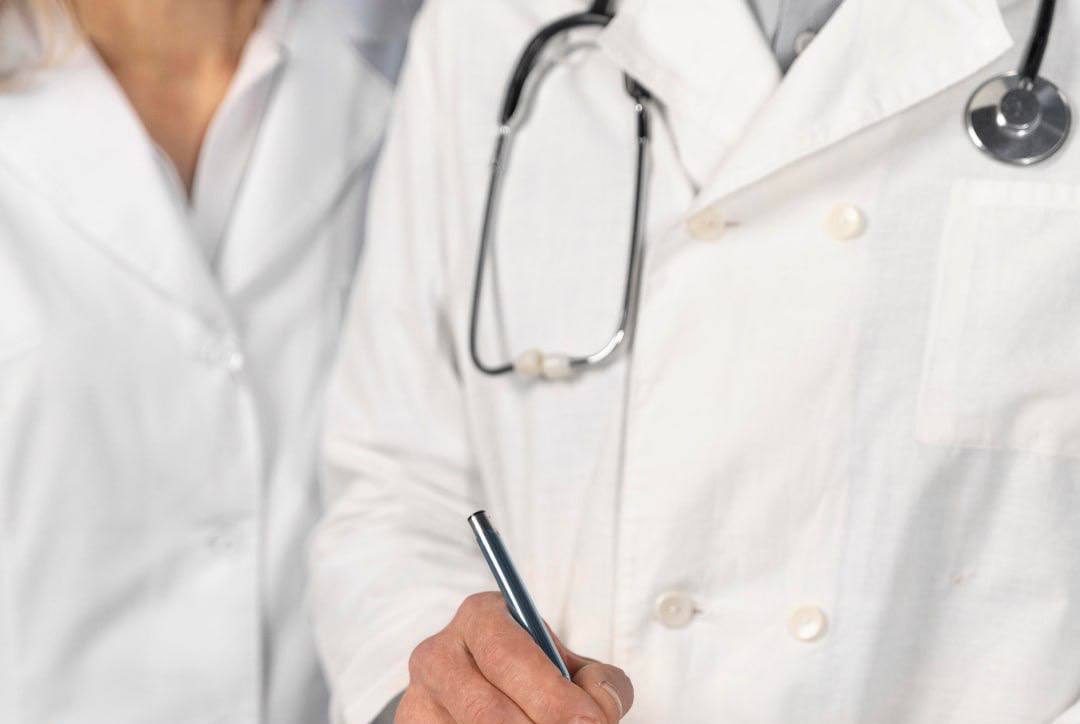 На прямой эфир Главы Бурятии поступило немало вопросов по оказанию медицинской помощи В чатности по записи к стомалогам Как отметил Алексей Цыденов для решения проблемы дефицита кадров в медучреждениях решается увеличением целевого обучения В этом году состоялся первый выпуск целевиков 200 врачей и почти 600 среднего медперсонала А сегодня по целевому направлению от республики учатся 1300 врачей и 1500 среднего медперсонала Особое внимание уделяется обеспечению кадрами в районах республики Так республикой решаются жилищные условия врачей и учителей на селе по программе 100 домов для врачей по которой стоимость субсидируется полностью за счет бюджета Уже 60 врачей заключили такие договоры по дальневосточной президентской субсидии также 64 квартиры квартиры построены по программе минсельхоза России построили 12 домов в селах