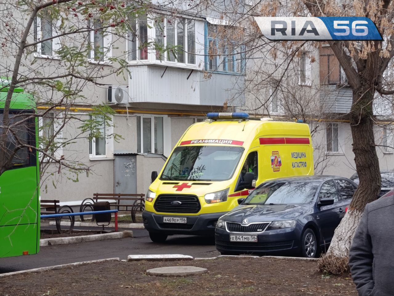 РИА56 Последствия крупного пожара на Больничном С самого утра здесь уже стоят жильцы дома Люди ждут когда сотрудники полиции разрешат им зайти в свои квартиры и забрать уцелевшие вещи На месте работают сотрудники полиции пожарные дознаватели врио главы города Альберт Юмадилов Альберт Юмадилов дал расположение о скорейшем запуске отполения в доме чтобы люди чьи квартиры не пострадали от воды и пожара смогли прямо сегодня вернуться домой Рядом с домом стоит автобус в котором жители могут согреться пока ждут допуска в квартиру Одна из жительниц рассказала корреспонденту РИА56 что вчера при эвакуации жильцов спасатели так быстро выводили людей что в квартирах остались домашние животные Прямо сейчас в одной из квартир на четвёртом этаже спасения ждут 7 кошек Их хозяйка подробнее на канале РИА56