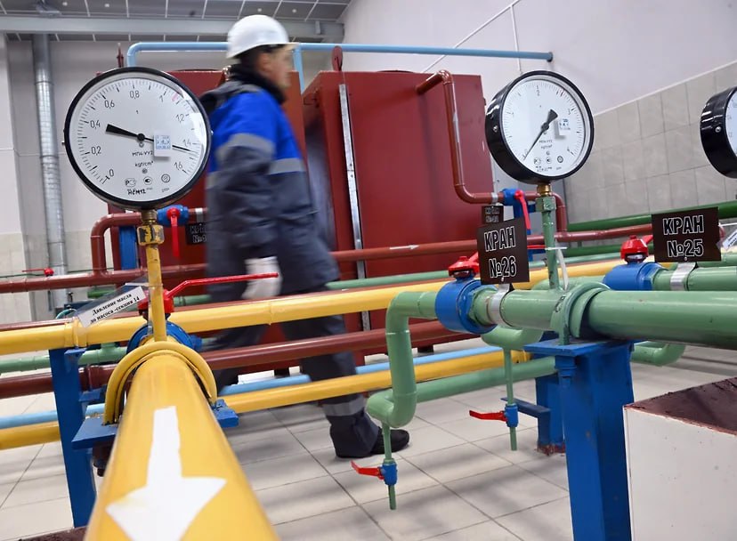 Промышленность России может потерять 85 млрд рублей из-за роста цен на газ Дополнительная индексация цены на газ на 10% дважды в год, ведущаяся правительством, увеличит нагрузку для крупных промышленных предприятий на 85 млрд рублей. Об этом пишет Татьяна Дятел в газете Коммерсант. «Сообщество потребителей энергии» в письме премьеру Михаилу Мишустину сообщает, что Внедрение сезонных коэффициентов для газа в размере 1,1 увеличит расходы на закупку топлива для промышленности на 85 млрд рублей ежегодно. По мнению «Сообщества потребителей энергии», предложенные изменения от «Газпрома» приведут к снижению бюджетных поступлений, сокращению инвестиций, увеличению инфляции. Доли компании в увеличении платежей составят лишь 50,2 млрд рублей, остальные средства пойдут к независимым поставщикам, таким как НОВАТЭК и «Роснефть».