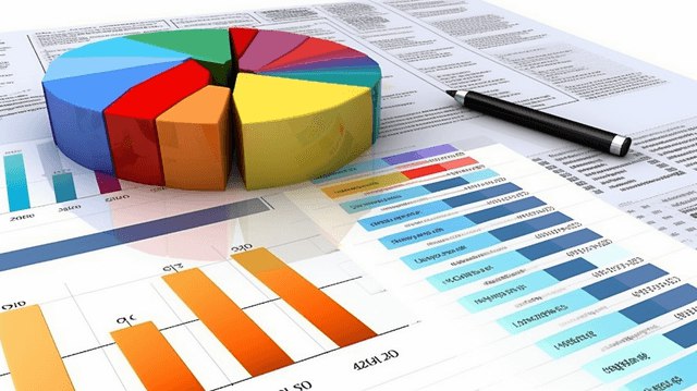 НОВАЯ СИСТЕМА КЛАССИФИКАЦИИ ВЫВЕЛА ИЗ ТЕНИ БОЛЕЕ 10 000 СРЕДСТВ РАЗМЕЩЕНИЯ Об этом сообщил министр экономического развития Максим Решетников на XXI съезде туриндустрии России В реестре появились данные о более чем 10 000 объектов которых раньше там не было По данным министра всего в реестре содержится информация о 28 200 классифицированных средствах размещения Их общий номерной фонд составляет 950 000 номеров Министр отметил что следующим шагом станет легализация гостевых домов которая в экспериментальном режиме проводится в 17 российских регионах В реестр уже внесена информация по 1 000 таких объектов С 1 января 2026 года в этих регионах начнет действовать запрет на рекламу и размещение туристов тех кто не прошел процедуру классификации