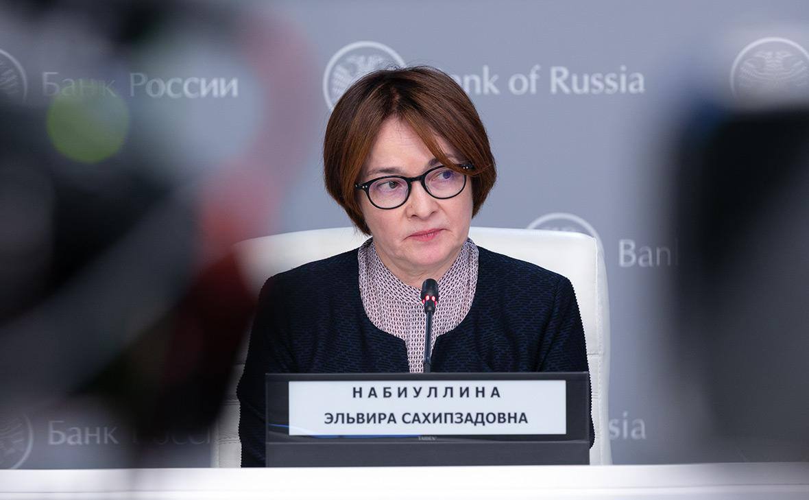 Глава Центробанка Эльвира Набиуллина заявила, что искусственный интеллект пока не может назначить ключевую ставку. По её словам, ИИ опирается на исторические данные и не учитывает структурные изменения в экономике, что ограничивает его применимость в макропрогнозировании. Она отметила, регулятор использует нейросети для обработки жалоб и упрощения текстов.
