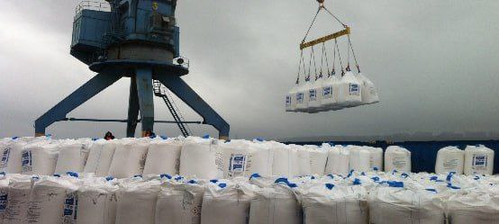 Правительство установило квоты на вывоз минеральных удобрений в период с декабря 2025 года по май 2026 года Общий объём экспортной квоты составит почти 18 7 млн т в том числе для азотных удобрений более 10 6 млн т для сложных более 8 млн т Документом также утверждены правила распределения квот между участниками внешнеторговой деятельности Квоты не будут распространяться в том числе на поставку удобрений в Абхазию и Южную Осетию на вывоз такой продукции с территории России в рамках международных транзитных перевозок а также поставки по линии международной гуманитарной помощи Правительство экспорт квоты удобрения