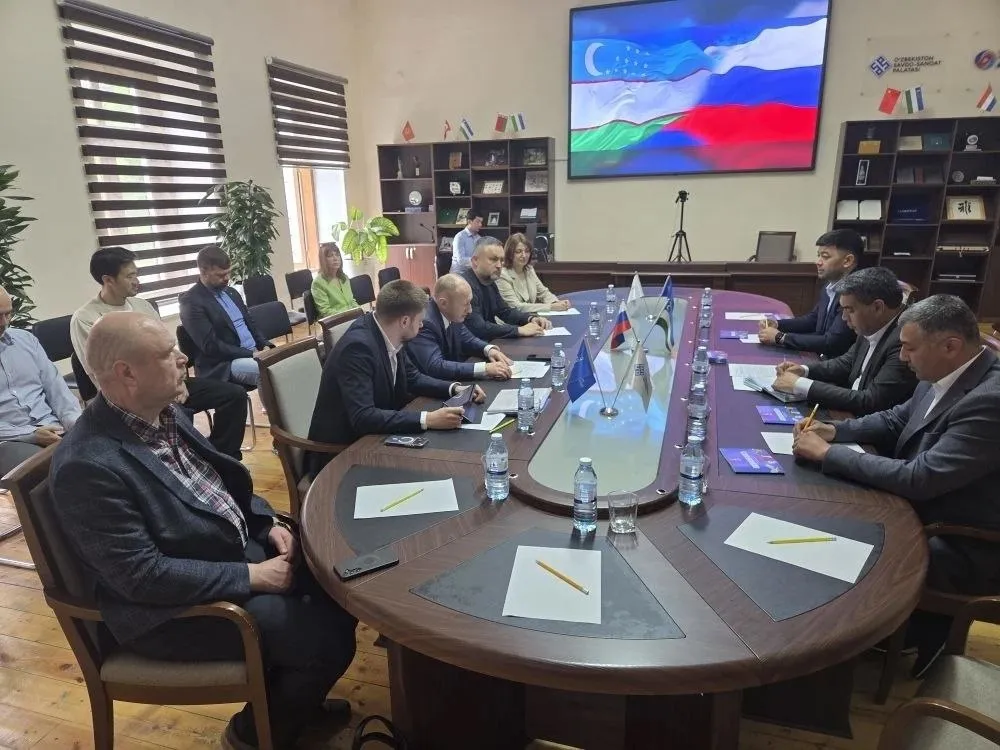 Новгородская область укрепляет сотрудничество с Узбекистаном Под руководством первого заместителя губернатора Новгородской области Евгения Богданова состоялась бизнес миссия в Республику Узбекистан в города Ташкент и Самарканд Как сообщили в региональном мининвесте в состав новгородской делегации вошли представители шести компаний производители инструментов для деревообработки одежды продуктов питания предприятий общественного питания гостиничного бизнеса а также креативного кластера Трест В дни визита новгородская делегация посетила технопарки в Ташкенте и Самарканде Состоялись переговоры с руководством технопарков Речь в том числе шла о локализации производств реализации совместных инвестиционных проектов Директор управляющей компании креативного кластера Трест Сергей Тян заявил что участие в бизнес миссии дало возможность провести важную рефлексию о том как функционирует рынок в Узбекистане в частности в креативном секторе Он подчеркнул ценность знакомств новых контактов