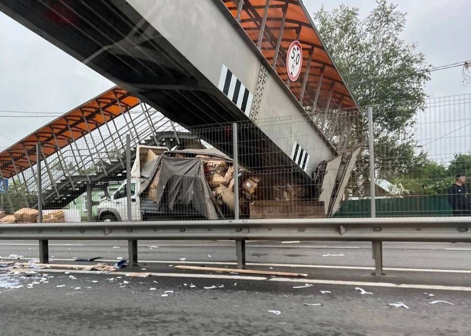 Грузовик снёс пешеходный мост над трассой на М-7. Движение транспорта в Петушинском районе Владимирской области остановлено, поэтому организован бесплатный объезд по платному участку М-12. ЧП / Москва