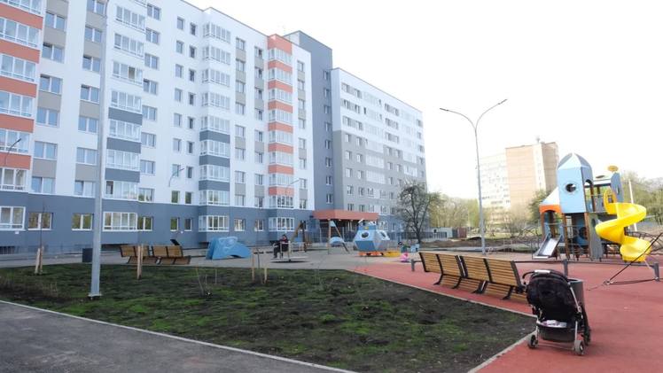 В Перми сдан еще один муниципальный дом В Перми на улице Нейвинская, 3а, в Свердловском районе построен еще один муниципальный дом для переселения жителей из аварийного жилья. Он рассчитан на 241 квартиру, в него переедут более 600 человек. Все квартиры с чистовой отделкой, двор благоустроен, там есть детский городок и парковка. В новую девятиэтажку уже переезжают первые жильцы, сообщили в Минстрое Прикамья.