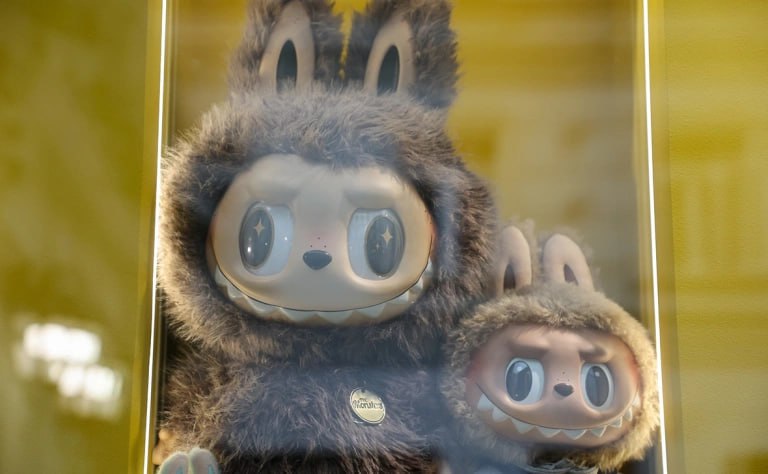 Ажиотаж вокруг кукол Лабубу скоро достигнет своего пика ситуация начинает напоминать цикл взлетов и падений который окончился крахом пузыря линейки игрушек Beanie Babies в 1990 х заявила Bloomberg старший аналитик по потребительским акциям в Азии в Bernstein в Гонконге Мелинда Ху Агентство отмечает что это единственный аналитик имеющий рейтинг продаж акций Pop Mart производителя кукол Дефицит охота всплеск дофамина и вторичный рынок подпитывающие популярность Лабубу напоминают спекулятивный цикл Beanie Babies сказала Ху Я бы не советовала долгосрочным инвесторам размещать акции без фундаментальных изменений в стратегии компании Как пишет Bloomberg золотая эра акций Pop Mart возможно уже закончилась 23 октября они упали более чем на 9 когда результаты компании за третий квартал превзошли прогнозы но не смогли развеять опасения что рост замедлится в 2026 году В целом акции Pop Mart упали более чем на 30 по сравнению с августовским максимумом после скачка более чем на 1500 с начала года Фото Алексей Белкин Global Look Press РБК в Telegram MAX