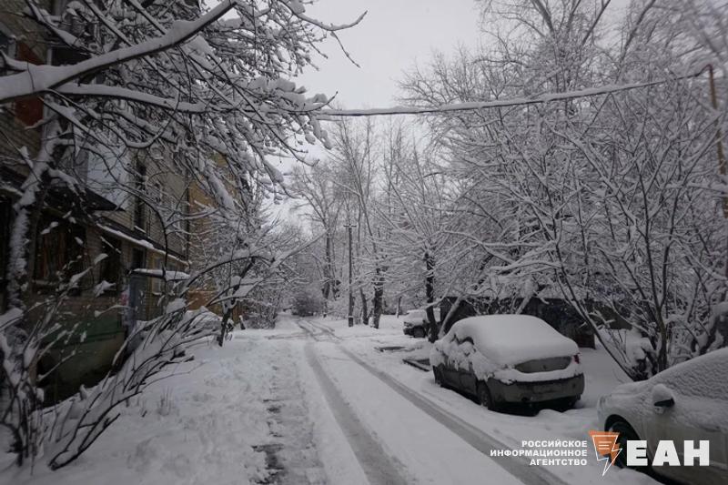Власти Челябинска рассказали где в первую очередь будут убирать сугробы после большого снегопада На дорогах внимание обратят прежде всего на выделенные полосы для общественного транспорта Для ликвидации наката и наледи дороги обрабатывают противогололедными материалами Главам районов поручили требовать от подрядчиков расчистку подходов к остановкам социальным объектам и внутриквартальных проездов Управляющим компаниям направили уведомления о своевременной уборке закрепленных территорий вывозе снега и ответственности за невыполнение обязательств Подписаться на канал ЕАН Челябинск