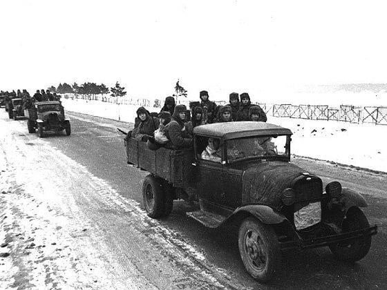 22 ноября 1941 года из Ленинграда в Кобону  Кировский район Ленобласти  за продовольствием по льду Ладожского озера отправилась колонна из 60 автомашин ГАЗ-АА  более известные как «полуторки» . Эта дата считается первым днём начала работы «Дороги жизни», связавшей Ленинград с Большой землей во время блокады. Официально магистраль получила название Военно-автомобильная дорога № 101.  Из-за тонкого льда движение поначалу было организовано с максимальной осторожностью. В ноябре по «Дороге жизни» ежедневно доставляли около 100 тонн грузов. К декабрю эта цифра выросла втрое, а к январю уже в 10 раз.  Однако даже толстый лёд не давал гарантий. Иногда грузовики проваливались в воду без видимой причины. Оказалось, что вне зависимости от толщины ледового слоя опасность таил резонанс, который появлялся, если скорость автомобиля совпадала со скоростью волны подо льдом.  В 1942 году ленин­градский физик и конструктор Наум Рейнов изобрёл прогибограф. Это устройство фиксировало колебания льда в диапазоне от десятой доли секунды до одних суток. Так удалось определить опасную скорость — 35 км / ч — и рассчитать оптимальные интервалы движения.