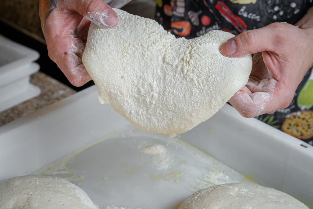 Экс глава Сбербанк Капитала запустит производство замороженной пиццы подконтрольное Вагану Гаспаряну ООО Бумеранг капитал стало владельцем 65 в зарегистрированном в начале осени ООО Колизей пишет Коммерсант Ещё 35 у Ильи Денисика В октябре Колизей зарегистрировал домен colosseopizza ru Предприятие будет специализироваться на выпуске замороженной римской пиццы на арендованных мощностях в Москве в компании планируют выпускать 300 тысяч изделий в месяц Продукцию будут поставлять в общепит и розницу Объём инвестиций в компании не раскрыли Компания Бумеранг капитал создана в 2024 году и согласно СПАРК контролируется Ваганом Гаспаряном В 2020 2023 годах он исполнял обязанности главы Сбербанк Капитала Компания инвестирует в основном в розничный бизнес и бизнес по поставкам продуктов питания