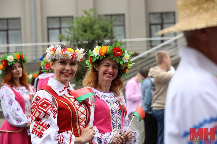 Интерактивные площадки, концерт и фейерверк. В Московском ярко отметят День Независимости.  Районный праздник «Ганарымся табой, Беларусь!» пройдет на центральной площадке и в зеленой зоне парка им. М. Павлова.   Развлекательная программа будет организована с 10:00 до 19:00.    С 10:00 до 18:00 на центральной площадке парка будут работать детские аттракционы, объекты розничной торговли и общественного питания. В это же время на верхней площадке посетители смогут увидеть уникальную экспозицию военной техники Министерства обороны, предприятия «Минсктранс» и музея океанографии.   Подробнее о программе — на minsknews.by   «Минск-Новости» MINSKNEWS.BY Telegram Viber FB  VK Inst TikTok  YouTube