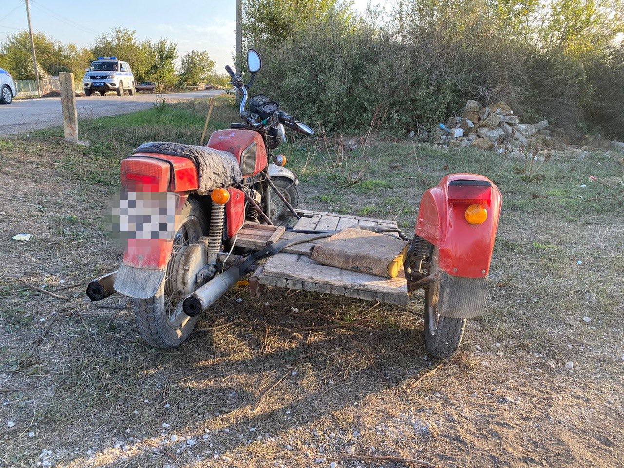 В Джанкойском районе мужчина отправился в колонию за дорожно-транспортное происшествие. Судом установлено, что в сентябре 2024 года мужчина, находясь в состоянии алкогольного опьянения, не имея права управления транспортными средствами, ехал на мотоцикле «ИЖ Юпитер 5». Двигаясь по автодороге между селами Славянка и Тимирязево с превышением разрешенной скорости, осужденный перевозил двух пассажиров на боковом сидении. Не справившись с управлением мотоциклом, мужчина выехал за пределы проезжей части, где допустил столкновение с припаркованным автомобилем. В результате ДТП пассажир мотоцикла с телесными повреждениями был госпитализирован. Мужчина был задержан сотрудниками органов внутренних дел. Суд приговорил виновного к 2 годам лишения свободы с лишением права управлять транспортными средствами на 2 года 6 месяцев. Отбывать наказание осужденному предстоит в колонии-поселении.