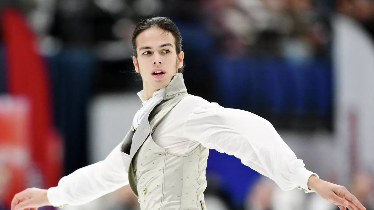 Гуменник занял шестое место в мужском одиночном катании на Олимпийских играх в Италии Первое место занял казахстанец Михаил Шайдоров вторым стал японец Юма Кагияма третьим японец Сюн Сато