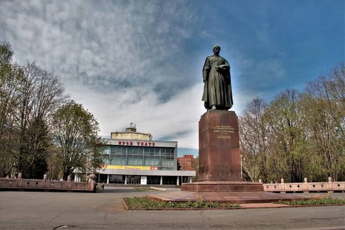 Осетинский театр получил премию Минкультуры РФ за развитие программы Пушкинская карта Северо Осетинский государственный академический театр им В В Тхапсаева победил в номинации Лучший региональный театр Об этом в своем ТГ канале сообщил министр культуры Северной Осетии Батраз Гудиев Он пояснил что в репертуаре театра есть множество постановок доступных по Пушкинской карте от классических произведений до пьес современных авторов Отметим что награды лауреатам премии Министерства культуры России Пушкинская карта Премия вручали сегодня 3 октября в Большом театре Фото Подписывайтесь на Abon