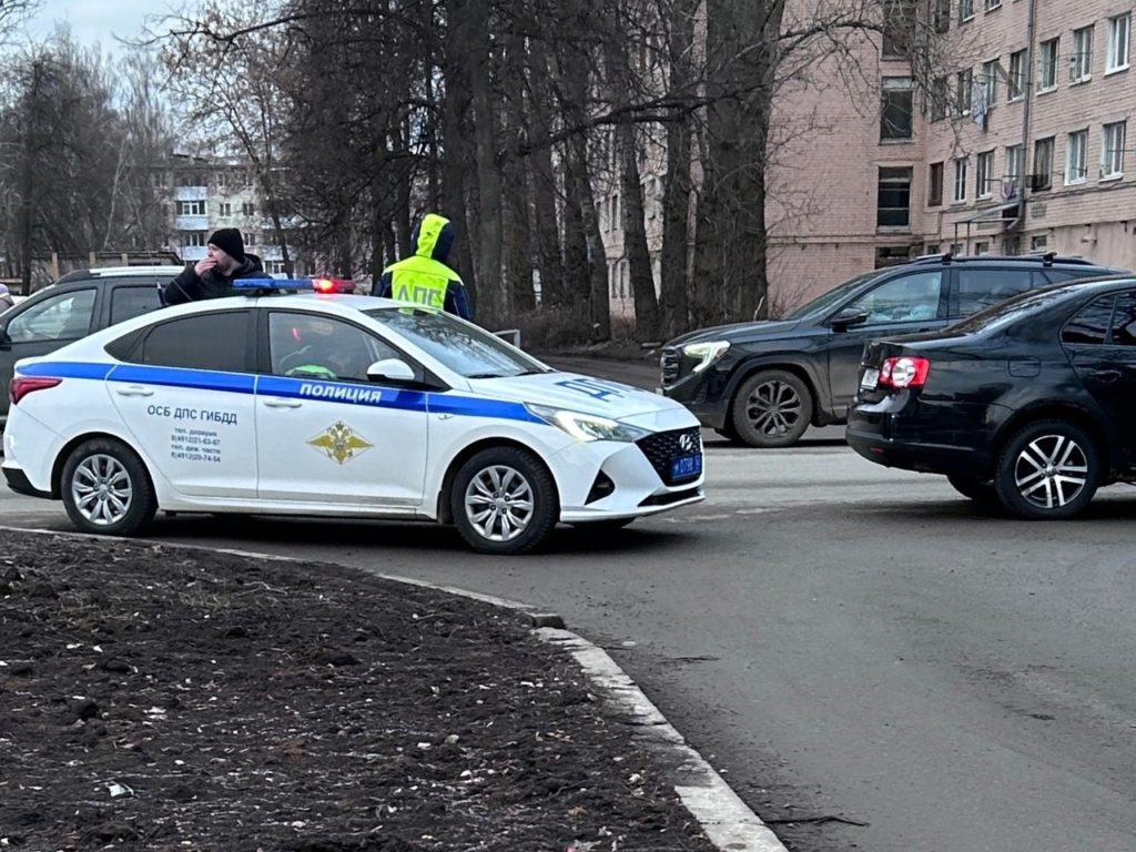 В Рязанской области прошел рейд ГАИ «Встречная полоса»  Как сообщает региональная Госавтоинспекция, вчера инспекторы в области провели профилактический рейд «Встречная полоса», направленный на пресечение нарушений правил дорожного движения водителями транспортных средств, связанных с выездом на полосу, предназначенного для встречного движения.  В ходе рейдов было выявлено более 5 нарушений правил дорожного движения, связанных с выездом на полосу, предназначенную для встречного движения транспортных средств.  В отношении каждого нарушителя приняты меры административного характера. Согласно ч. 4 ст.12.15 КоАП РФ – за выезд на полосу встречного движения, предусмотрено лишение права управления транспортным средством на срок от 4 до 6 месяцев, либо штраф в размере 7000 рублей.  Фото Марины Турбиной.