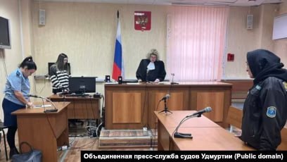 В России вынесли первый штраф за поиск экстремистских материалов Суд в Каменск Уральском оштрафовал 20 летнего местного жителя Сергея Глухих после того как в истории его поисковых запросов обнаружили шеврон батальона Азов Это первое известное дело где человека наказали именно за умышленный поиск запрещённых материалов с момента введения нового состава правонарушения 1 сентября По данным СМИ Глухих ехал в автобусе и вбил в поисковик слово Азов Спустя 15 минут ему позвонили сотрудники ФСБ заявив что он находился в поле зрения Защита настаивала что силовики вообще не доказали что молодой человек искал именно символику а не город Азов или море но суд это не впечатлило Эпоха когда тебя могли наказать за слова картинки и лайки эволюционировала до стадии где штраф прилетает просто за мысль оформленную в поисковую строку Дальше видимо штрафы за внутренние монологи