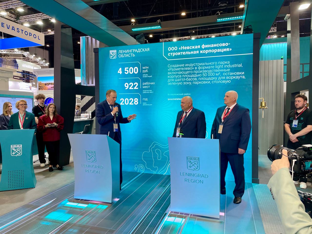 К 2028 году в индустриальном парке «Разметелево» для резидентов построят 50 тысяч квадратных метров производственных площадей. Александр Дрозденко и директор по развитию ООО «Невская финансово-строительная корпорация» Олег Абрамов подписали соглашение о создании во Всеволожском районе парка в формате light industria – он подойдет для промышленных предприятий малого и среднего бизнеса, которым не придется с нуля возводить капитальные строения. «Одним из отличительных признаков устойчивости экономики Ленобласти является стабильный спрос на промышленные площадки. И если дорогие кредиты пока затормозили строительство «в чистом поле» новых предприятий, то формат индустриальных парков по-прежнему востребован. Мы приветствуем намерения наших постоянных партнеров в сфере строительства развивать проекты в промышленности. И хорошая новость для потенциальных резидентов — первая очередь парка «Разметелево» будет введена до конца текущего года», — отметил Александр Дрозденко.