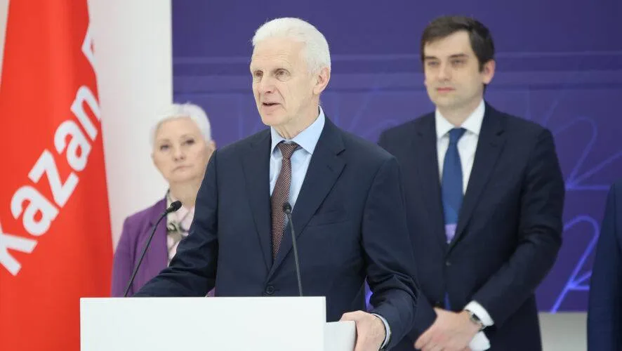 Помощник президента России Фурсенко Татарстан столица венчурного рынка Помощник Президента РФ Андрей Фурсенко назвал республику столицей венчурного рынка России выступая на открытии XX Российского венчурного форума РВФ 2026 в международном выставочном центре Казань Экспо Именно Татарстан задает новые идеи в этом направлении Сегодня не самое простое время для любых экономических проектов но идеи которые возникают играют на будущее подчеркнул он РВФ должен собрать 6 тысяч участников и 300 экспертов в том числе делегации из 43 стран СНГ 46 стран Азии и Ближнего Востока а также 17 стран Африки Статус и востребованность нашего форума с каждым годом растет Эта работа будет продолжаться и дальше сказал раис Татарстана Рустам Минниханов KazanFirst в MAX