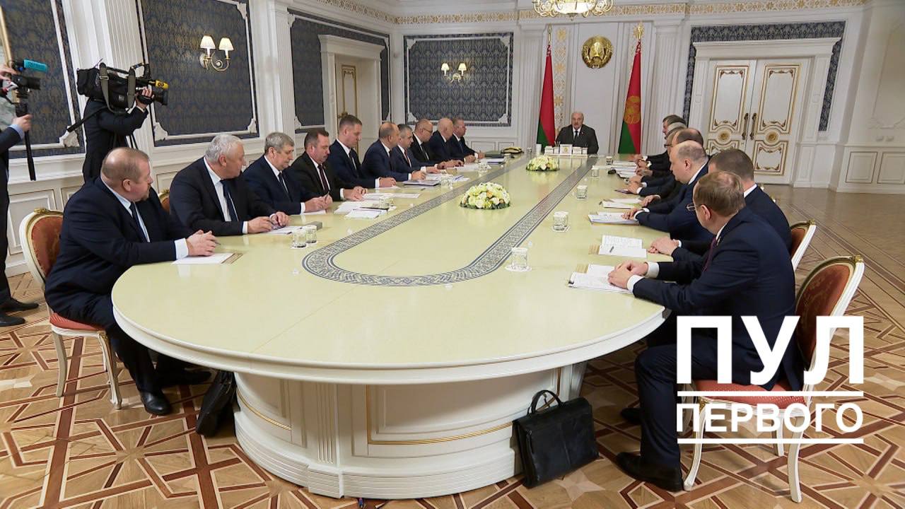 Президент Беларуси Александр Лукашенко проводит совещание на тему развития районов Припятского Полесья и реализации соответствующей программы Участие в совещании принимают председатель облисполкома Иван Крупко помощник Президента инспектор по Гомельской области Руслан Пархамович Мы должны знать и понимать какие надо провести мероприятия в рамках программы и вне ее чтобы полешуки заметили да и вся Беларусь что мы серьезно занимаемся Полесьем отметил белорусский лидер Нужны конкретные мероприятия предприятия которые будут способствовать появлению новых рабочих мест и развитию Полесья на века Программа развития Припятского Полесья до 2030 года охватывает девять районов из них пять на Гомельщине Глава государства подчеркнул что мероприятия должны быть конкретными укладываться в алгоритм видеть цель поставить определенные задачи и действовать на результат