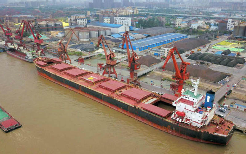 Грузооборот речных портов Китая в январе ноябре 2025   seanews ru 2026 02 06 ru gruzooborot rechnyh portov kitaja v janvare nojabre 2025 По данным Министерства транспорта КНР грузооборот всех портов Китая в январе ноябре 2025 года увеличился вырос на 4 4 по сравнению с показателем аналогичного периода 2024 года и составил 16 7 млрд тонн Речные порты Китая обработали 36 4 всех грузов По итогам 11 месяцев их перевалка выросла на 5 7 и составила 6 1 млрд тонн В том числе 533 4