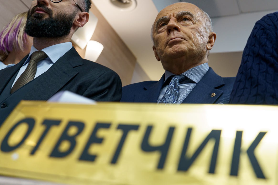 Отстраненному ректору СПбГУП Александру Запесоцкому припомнили многомиллионные расходы на поездки и рестораны Как стало известно Ъ в рамках иска Генпрокуратуры об истребовании вуза из незаконного владения который был удовлетворен 10 октября представлены данные о злоупотреблениях отстраненного ректора Александра Запесоцкого По версии надзора СПбГУП за два года потратил более 74 млн руб на зарубежные поездки ректора и членов его семьи оплату посещений ими ресторанов и прочего а еще 20 млн руб выложил за проживание господина Запесоцкого под усиленной охраной Защита ответчика выводы прокуроров не комментирует Константин Леньков Коммерсантъ Ъузнал