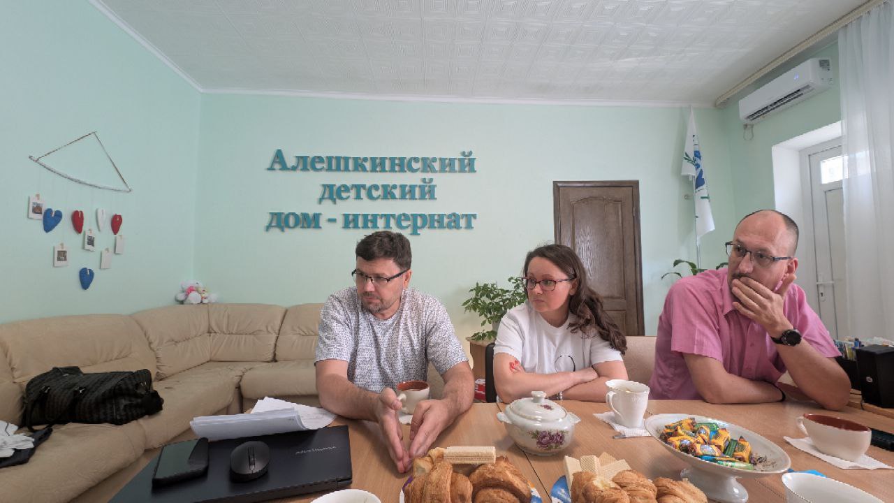 Бригада московских врачей обследовала воспитанников Алёшкинского детского дома интерната в Скадовске По итогам визита в регионе впервые официально определили детей которым необходима паллиативная помощь то есть поддержка для улучшения качества жизни при тяжёлых заболеваниях В команде работали психиатр невропатолог окулист ортопед и врач паллиативной помощи Поездку организовали благотворительный фонд Дорога жизни и партия Единая Россия а глава округа Александр Дудка помог с размещением специалистов Этот визит стал первым шагом к созданию в регионе системы постоянной медицинской помощи детям Теперь они смогут получать не разовые консультации а регулярное сопровождение