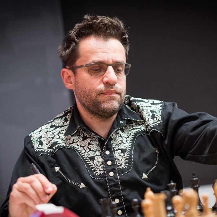 В четвертьфинале шахматного супертурнира Freestyle Chess Grand Slam Las Vegas бывший лидер сборной Армении Левон Аронян  США  обыграл американца Хикару Накамуру со счетом 2,5:1,5.  В полуфинале соперником Левона Ароняна станет Арджун Эригайси  Индия