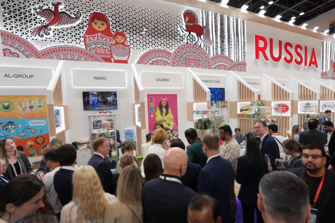 #Gulfood2025 официально открыта!    Сегодня в Dubai World Trade Center состоялось официальное открытие 30-й Международной выставки Gulfood 2025 — крупнейшего продовольственного события Ближнего Востока.    В этом году Россия представлена более чем 100 компаниями из различных регионов страны — это рекордный состав участников, готовых расширять экспортные горизонты на рынке Ближнего Востока.  Российскую делегацию возглавляет Министр сельского хозяйства РФ Оксана Лут, которая приняла участие в официальном обходе экспозиции Made in Russia, организованной РЭЦ при содействии и поддержке Минсельхоза России и «Агроэкспорта».  #агроэкспорт #оаэ