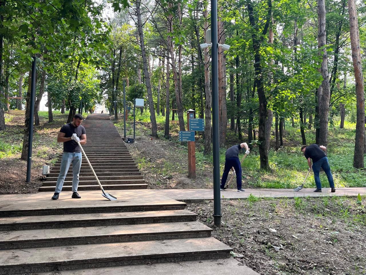 Сегодня в рамках программы «ЧИСТО Кисловодск» сотрудники администрации провели субботник на территории Комсомольского парка. Во время субботника очистили аллеи, собрали мусор и привели в порядок зелёные зоны. Призываем всех жителей и гостей города бережно относиться к природе и поддерживать чистоту любимых мест отдыха! #ЧИСТОКисловодск #ЗелёноеСердцеКисловодска