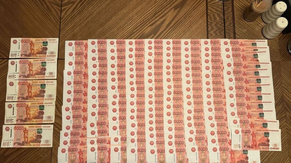 Двух крымских предпринимателей задержали при передаче взятки В Крыму сотрудники правоохранительных органов задержали двух жителей Симферополя. Их обвиняют в посредничестве во взяточничестве за незаконные действия с землей. Двое бизнесменов обманули жителя Ялты. Они пообещали за 1,4 млн рублей изменить назначение его земельного участка с «сельскохозяйственного использования» на «предпринимательство». Для этого они использовали свои якобы связи в органах власти. На самом деле повлиять на это они не могли. При попытке передать 700 тысяч рублей предпринимателей задержали. Против задержанных завели уголовное дело. Один из них признал вину и помогает следствию, ему избрали меру пресечения в виде подписки о невыезде. Второй два месяца проведет под арестом.... Подробнее>>>