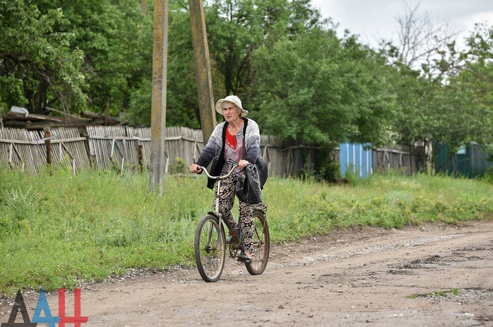 В ДНР заработает программа развития сельских территорий. Что это такое  ДАН:    Написать в чат-бот  Госпрограмма «Комплексное развитие сельских территорий» начнет работать в исторических регионах со следующего года, рассказала министр сельского хозяйства Оксана Лут на совещании у Президента РФ Владимира Путина.  Программа предусматривает строительство жилья, благоустройство общественных пространств, ремонт региональных и местных дорог, строительство и модернизацию соцобъектов.  Путин в свою очередь отметил важность этой программы и добавил, что главным показателем успеха является тот факт, что есть положительная динамика по основному показателю — численности сельского населения.   В сельской местности проживают четверть россиян!  Читать полностью