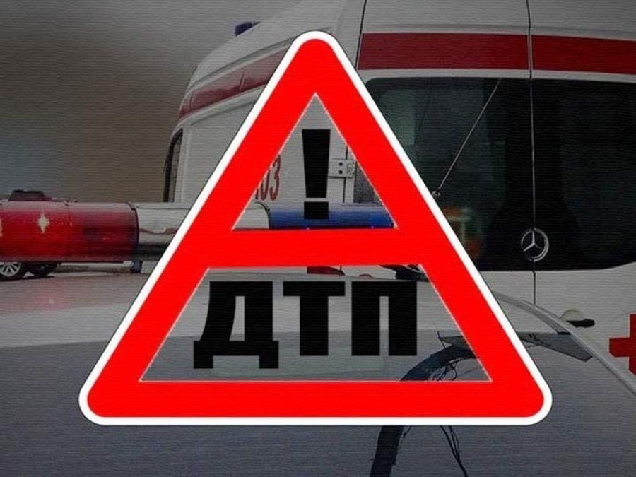 ‼ Сотрудники полиции проводят проверку по факту дорожно-транспортного происшествия, в котором пострадал малолетний пассажир‼ По предварительной информации, 16 мая 2025 года, в 15 часов 20 минуту в селе Ботиево Приазовского района, одиннадцатилетний водитель электровелосипеда, не выбрал безопасную скорость движения и допустил падение малолетнего пассажира, который находился ссади. Оба подростка были без мотошлемов. В результате ДТП пассажир электровелосипеда 2014 года рождения получил травмы, с которыми был доставлен в медицинское учреждение. Уважаемые родители, каждый день объясняйте детям, как опасна дорога и невнимательное поведение на ней, подавайте положительный пример в соблюдении Правил дорожного движения.