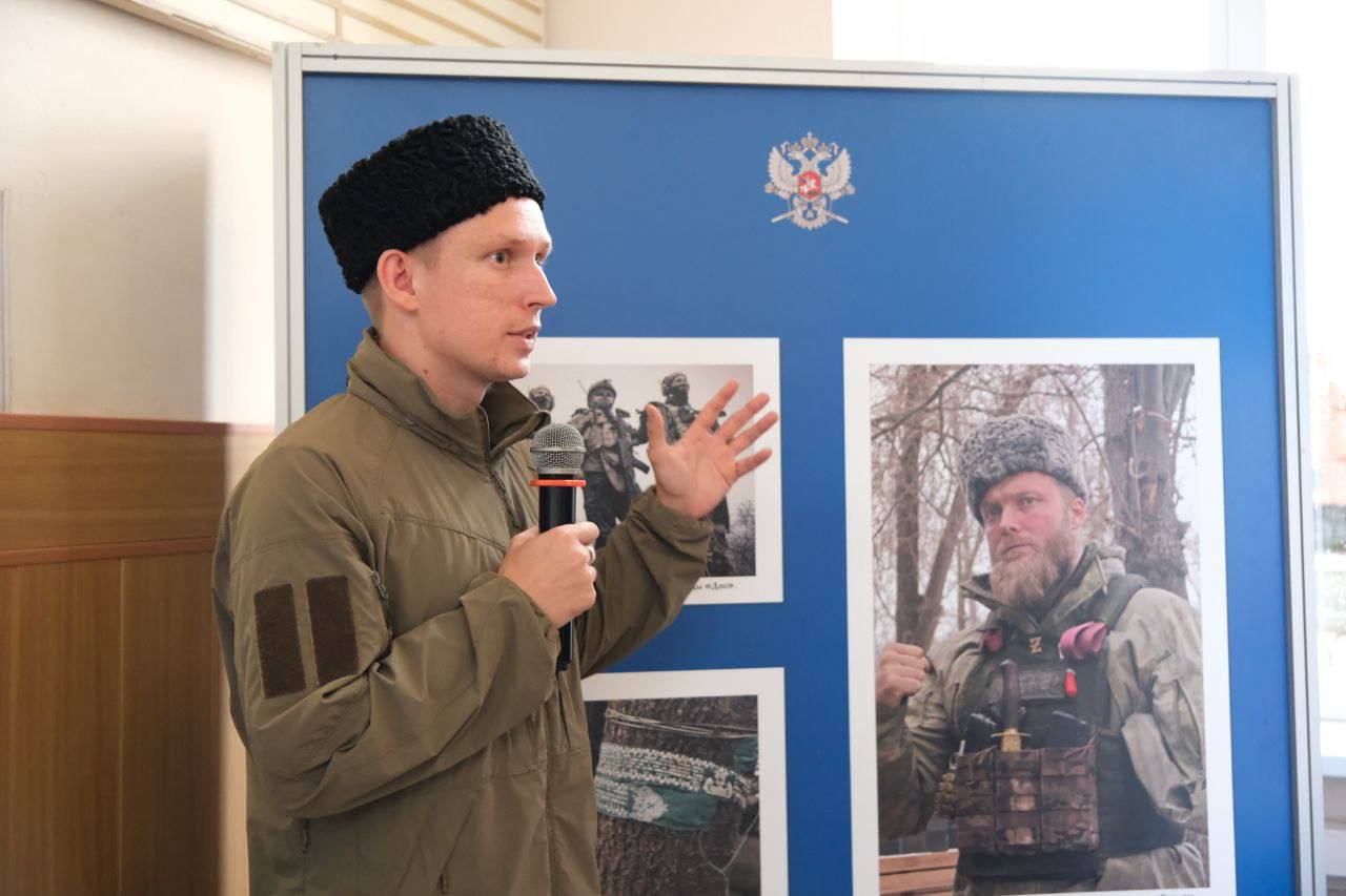 Выставка «Казаки дорогами священной войны» открылась в рамках Всероссийского форума-фестиваля «Быть казаком» Торжественное открытие экспозиции, собранной Всероссийским казачьим обществом, состоялось в здании железнодорожного вокзала в Усть-Лабинске Краснодарского края. Железнодорожная станция Усть-Лабинска выбрана местом проведения выставки неслучайно. Во время Великой Отечественной войны здание вокзала использовалось как госпиталь. В рамках церемонии открытия авторы работ рассказали гостям о подвигах казаков на передовой и историях представленных снимков, часть из которых получила широкую известность. Одна из таких работ – «Установка казаками Поклонного креста на освобожденных территориях 21 декабря 2024 года», которая уже стала одним из негласных символов защиты Отечества казаками на СВО. Всероссийское казачье общество представили на мероприятии: заместитель атамана Всероссийского казачьего общества по молодежной политике Игорь Кочубеев, начальник отдела физкультурно-спортивного воспитания казачьей молодежи Всероссийского казачьего общества Павел Шульский, начальник отдела патриотического воспитания, развития казачьего образования и традиционной культуры Всероссийского казачьего общества Марина Булатова.