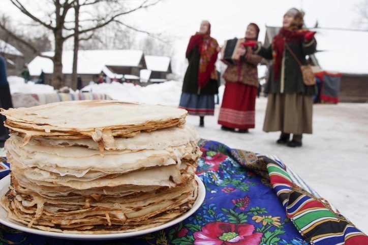 Предпоследний день Масленицы называется Золовкины посиделки Традиционно суббота была посвящена женскому общению В субботу молодая жена накрывала богатый стол и принимала золовок Невестка должна была обязательно подготовить гостьям подарки платок бусы или ленты vrn aif ru dontknows kak v starinu provodili predposledniy den maslenicy aifvrn