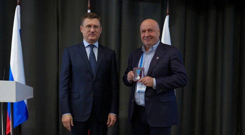 Зампред правительства области Игорь Сунцов награжден медалью «Трудовая слава» Заместитель председателя правительства Запорожской области по развитию инфраструктуры и топливно-энергетического комплекса Игорь Сунцов награжден медалью «Трудовая слава» Минэнерго РФ и благодарностью федерального Минстроя. «В населенных пунктах Запорожской области проводится масштабное благоустройство, внедряются правовые механизмы разрешительной документации, позволяющие сократить строительно-инвестиционный цикл, благоустраиваются общественные территории, развивается энергетический комплекс региона. Работы проделано много, но еще больше сделать предстоит. При поддержке Правительства России, Администрации Президента продолжаем уверенное развитие», — написал в телеграм-канале губернатор Евгений Балицкий. Награды Сунцову вручили вице-премьер Александр Новак и министр строительства и ЖКХ Ирек Файзуллин. Читать полностью
